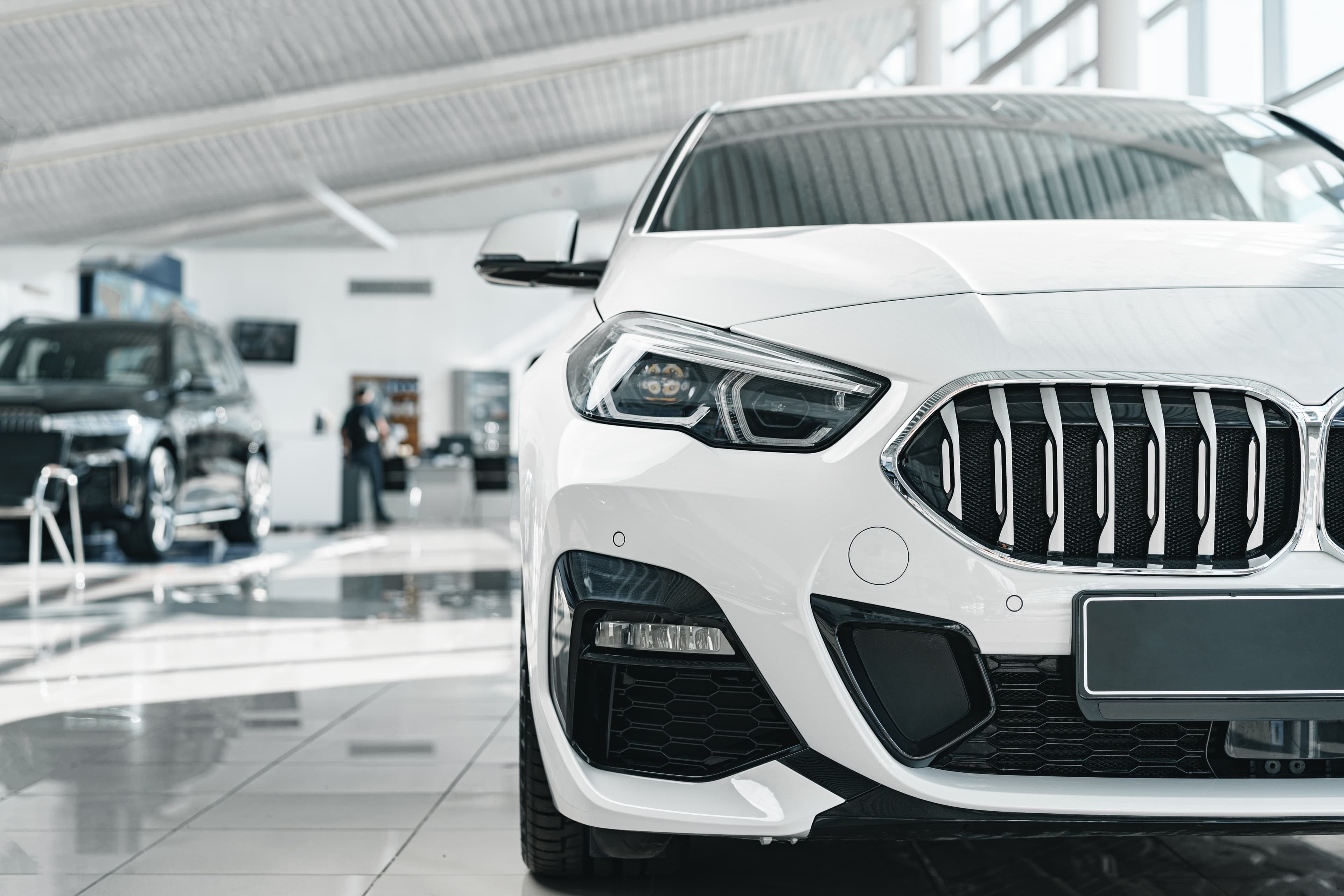 Autos en un showroom listos para la venta